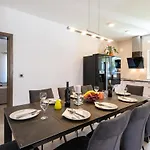 Villa Maslina *